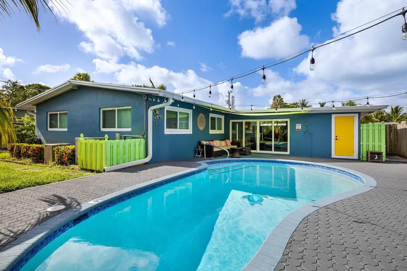 Trendy 3-bedroom villa with saltwater pool and yard - Image 1