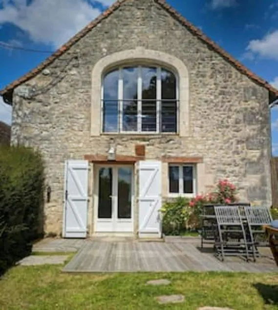 Former artist's studio in the countryside - Image 1