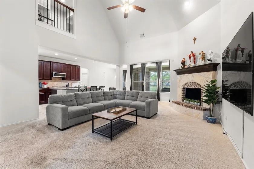 Clean, Modern & Spacious 4600 Sqft Home, Sleeps 16 - Image 1