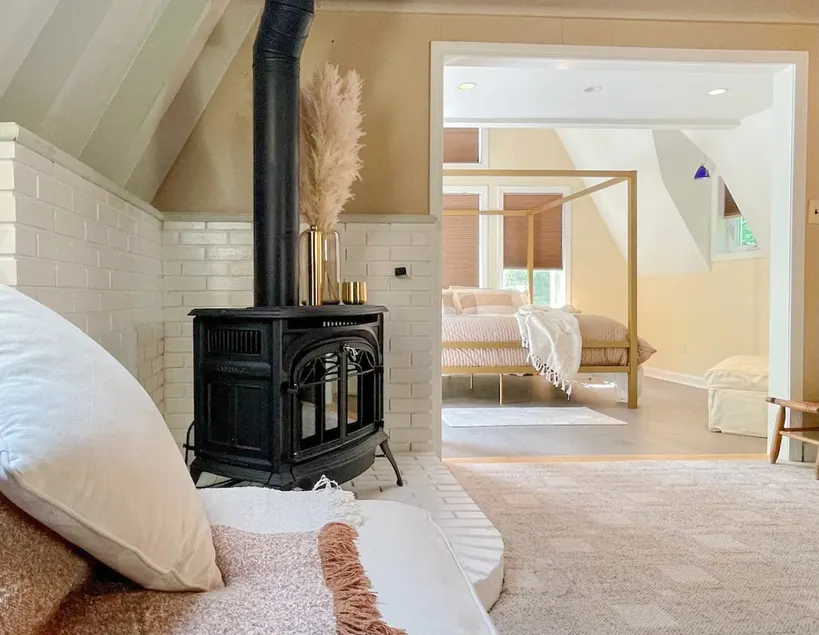 Cozy 1 Bed Chalet w/ King Bed & Indoor Fireplace - Image 1