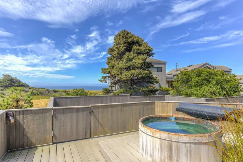 3BR for 6 w/ BBQ, Hot Tub & Ocean Views! - Image 1