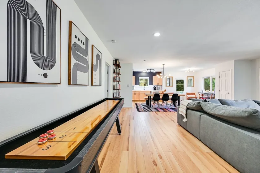 Large 6BR Lakefront Home With Private Pool & Views - Image 1