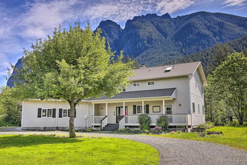 Riverside North Bend Oasis: Stunning Mountain View - Image 1