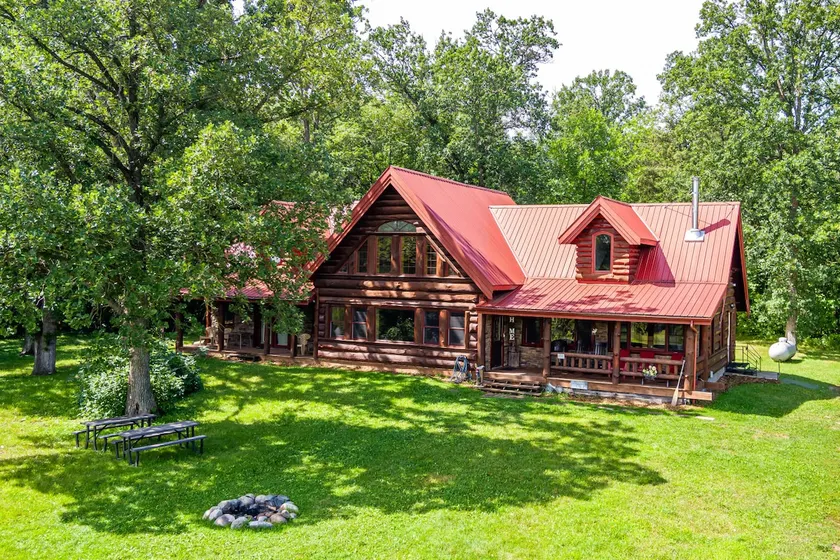 Red Barn Lodge with a Boat slip at Leach Lake - Image 1