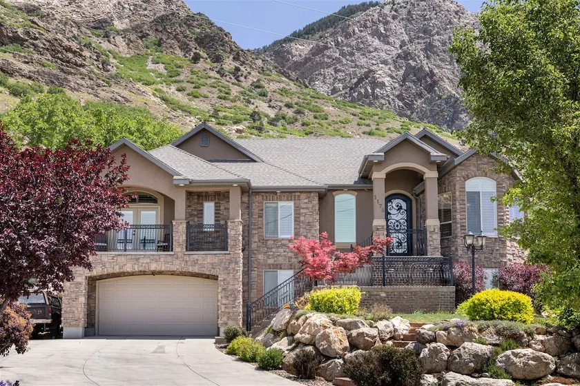 Majestic Home W/Incredible Views + Hot Tub - Image 1