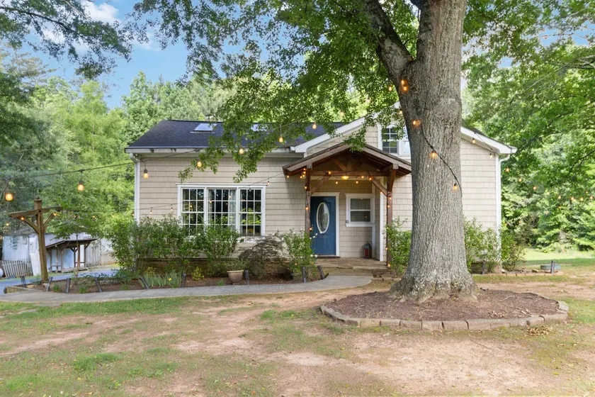 Quiet Country Farmhouse - Image 1