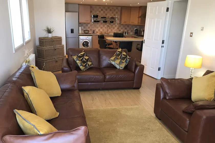Beautiful 3-Bed Apartment in Gourock - Image 1