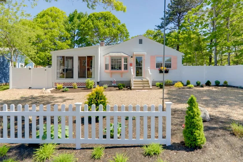 2 Mi to Seagull Beach: Charming Family Home - Image 1