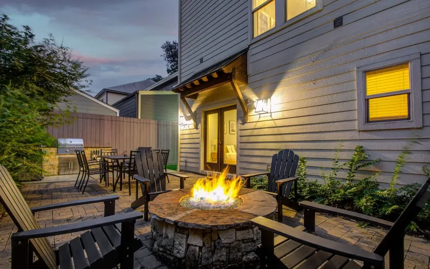 Southern Charm Meets Easy Convenience 5 mins to DT - Image 1