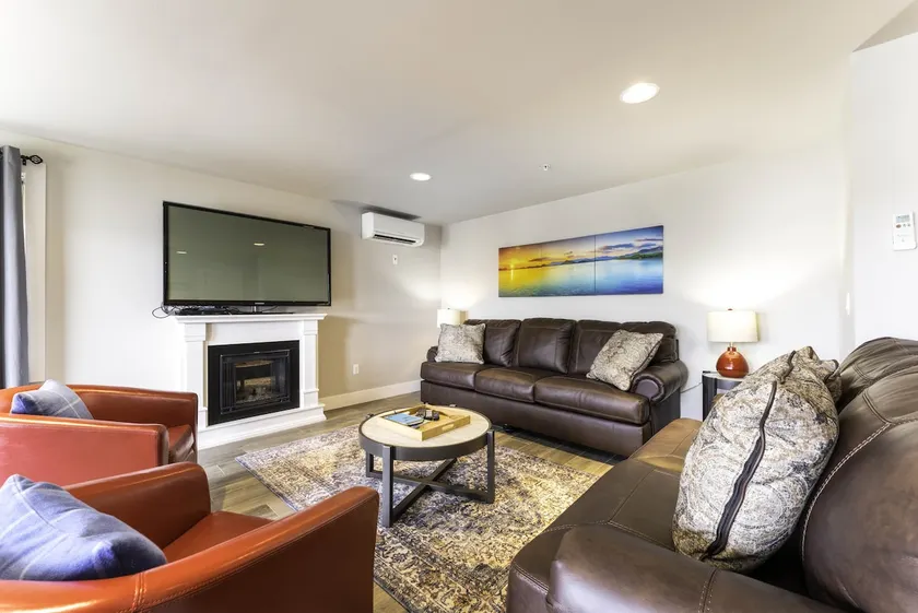 GV100 Lakefront Walk to Downtown Sleeps 8 - Image 1