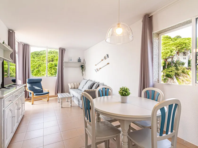 Apartment with sea views and beach access - Image 1