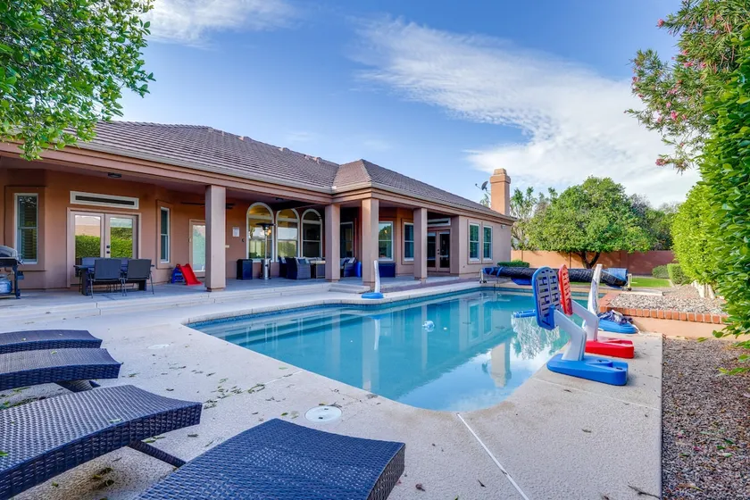 Pool Table, Putting Green: Luxury Oasis in Mesa - Image 1