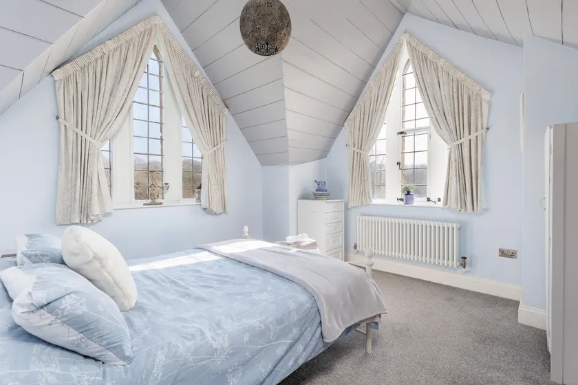 The Old Abbey Farmhouse - Stay at Quarr Abbey Monastery - Pet-Friendly Farmhouse with History & Countryside Views, surrounded by woodland & nature - Image 1