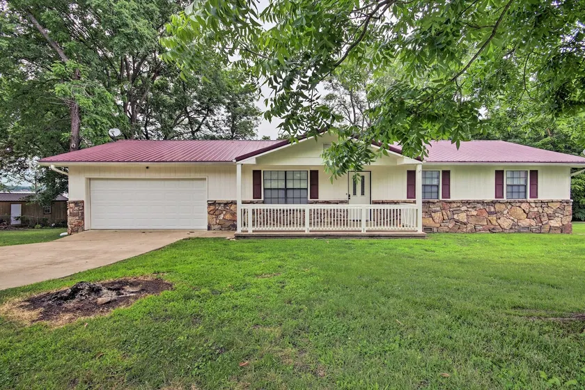 Yard + 15' Boat Slip: Waterfront Grove Getaway - Image 1