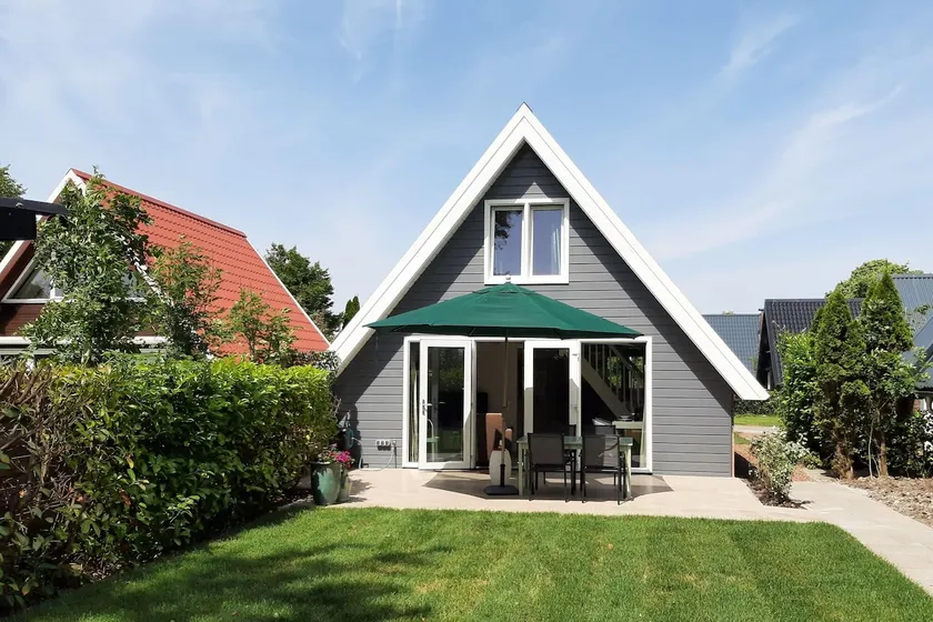 Stylish holiday home by the sea - Image 1