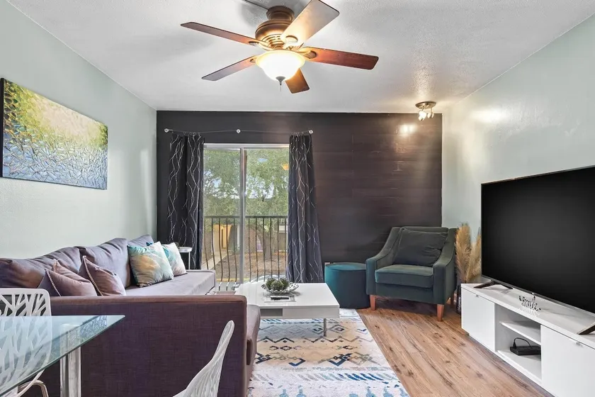 Cute Condo Close to Campus - Walk to Shands/Pool! - Image 1