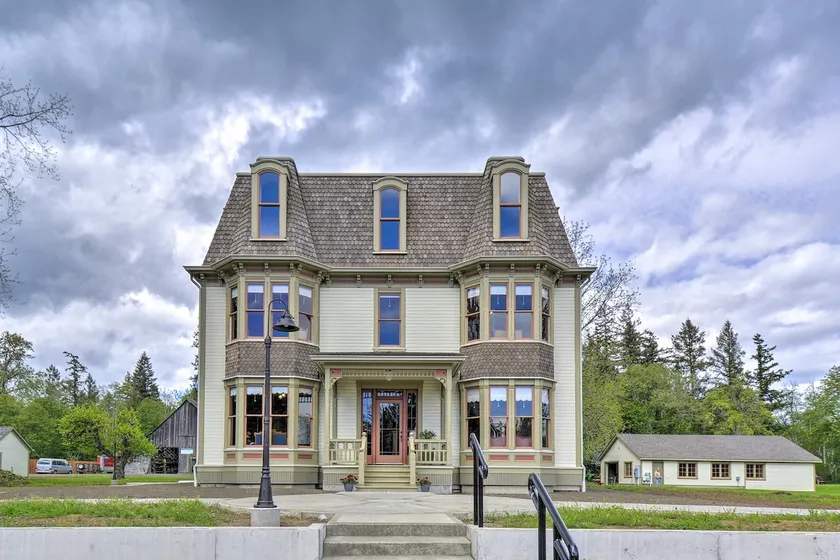 Historic, Victorian Villa w/ Park On-Site - Image 1