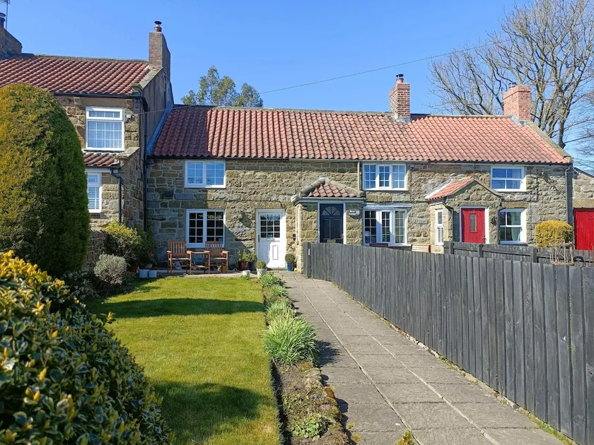 Host & Stay - Honeysuckle Cottage - Image 1