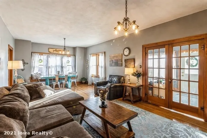 Bright 4BR Bungalow Sleep 12 near Des Moines & i80 - Image 1