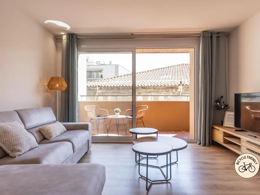 Bravissimo Falcó, 3 bedrooms and balcony - Image 1