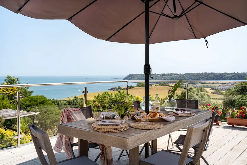 The Spinney - Spectacular views over the bay and close to beach with parking - Image 1