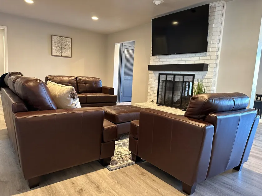 Spacious Home + Pool Table & Outdoor Entertainment - Image 1