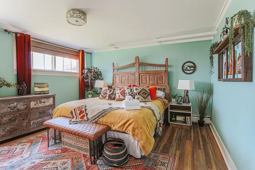 Urban Cowboy Suite: Private Workspace, Walkable - Image 1