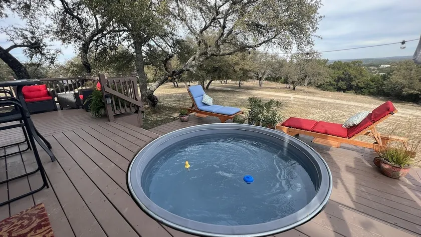 Quiet, cozy 2 BR cottage w/pool & gorgeous views - Image 1