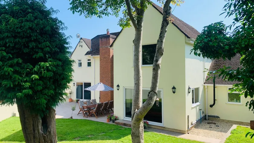 Brooklands - 226 Square Metres & Super Fast Wifi - Image 1