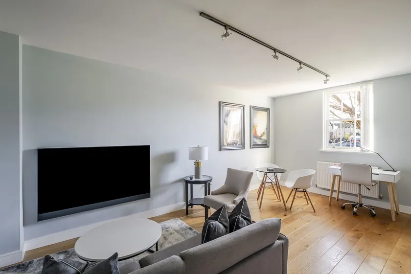 Luxurious Private One Bedroom Apartment - Image 1
