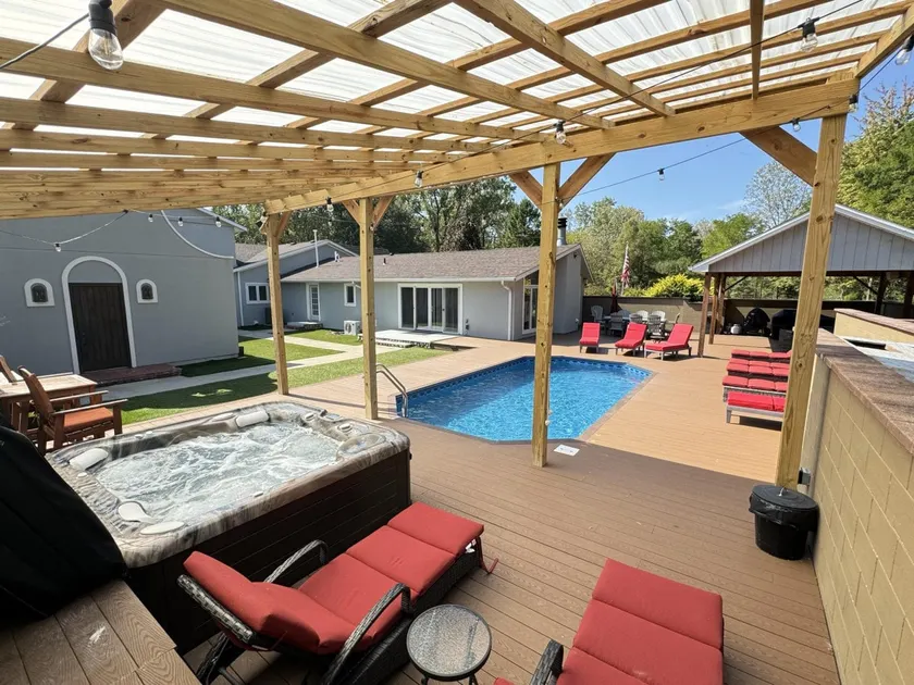 Play @ The Hideaway - hot tub, sauna, gymnasium - Image 1