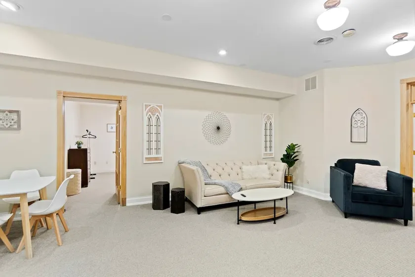 Historic Mansion Apt 2 in Downtown – Free Parking! - Image 1