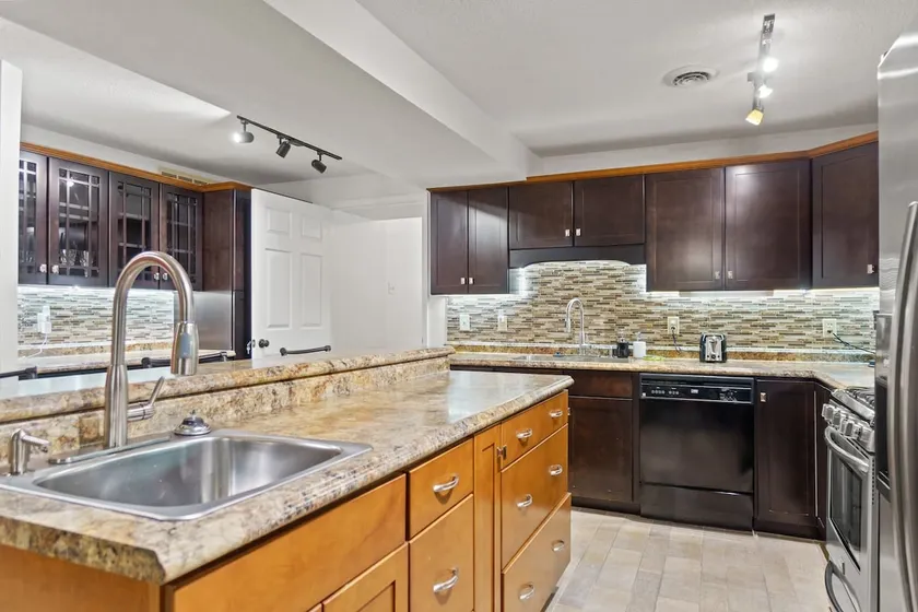 Historic Mansion Apt 4 | Ping-Pong & Free Parking - Image 1
