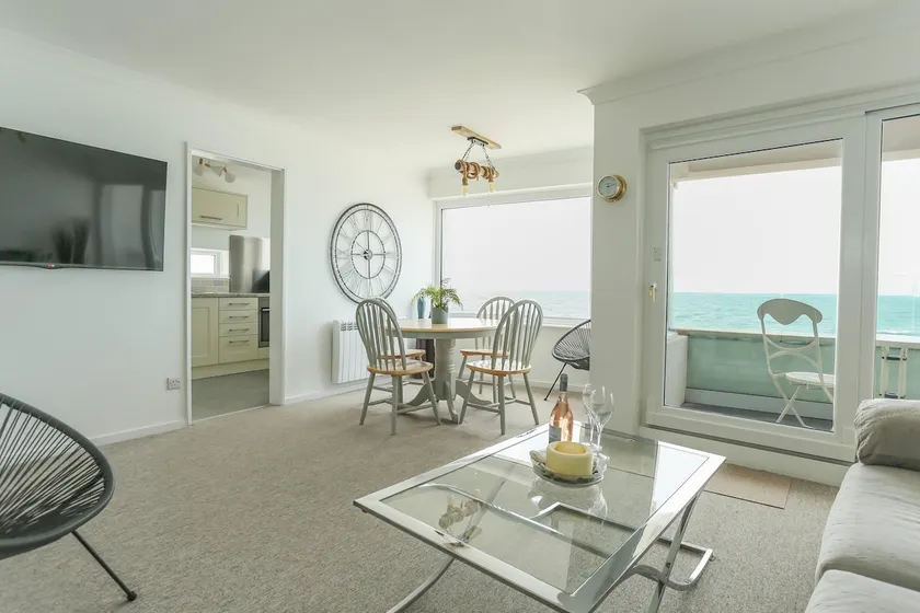Tides - Beach front apartment in Bracklesham Bay - Image 1