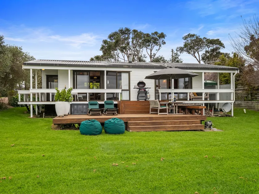 Tranquilo Picnic Bay - Surfdale Holiday Home - Image 1