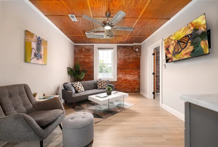 Modern meets Classic: Cozy condo on Smith River - Image 1