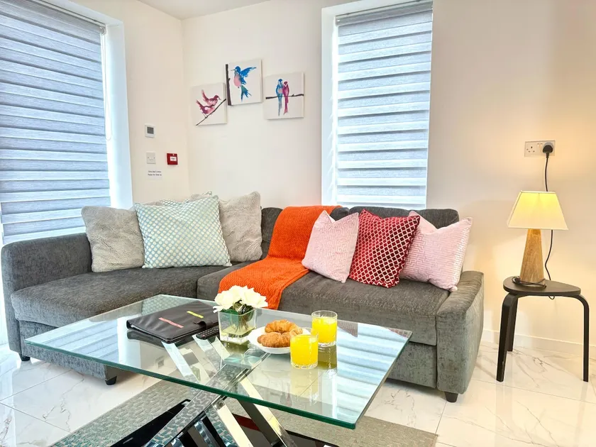 Paradigm House, Luxury 2-Bedroom Apartment 3, Free Parking, Oxford - Image 1