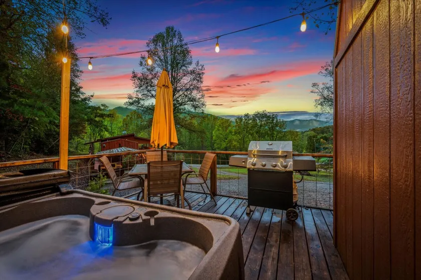 Mountain Retreat, Hot Tub, Sunset Views - Image 1