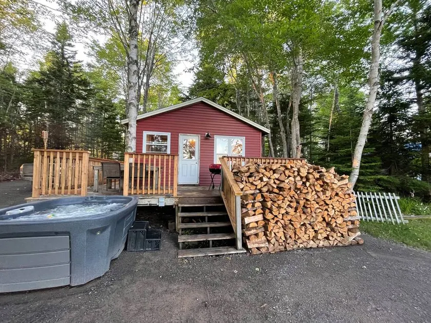 Pet-Friendly Lakefront Cottage w/Hot Tub Wolfville - Image 1