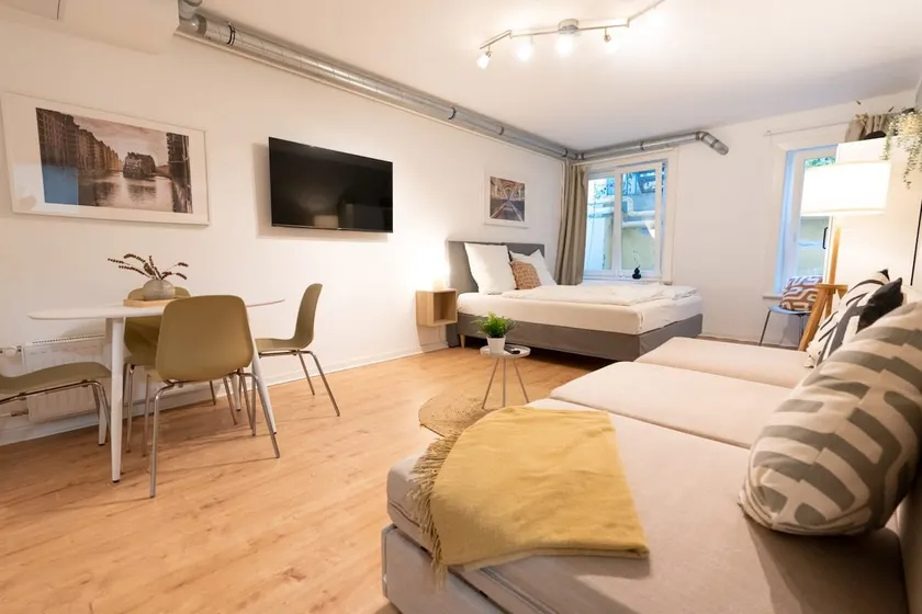 Hamburg City Apartment for 5 - Image 1