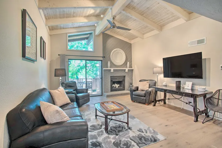 Stylish Condo in Village Oak Creek with Pool and Hot Tubs - Image 1