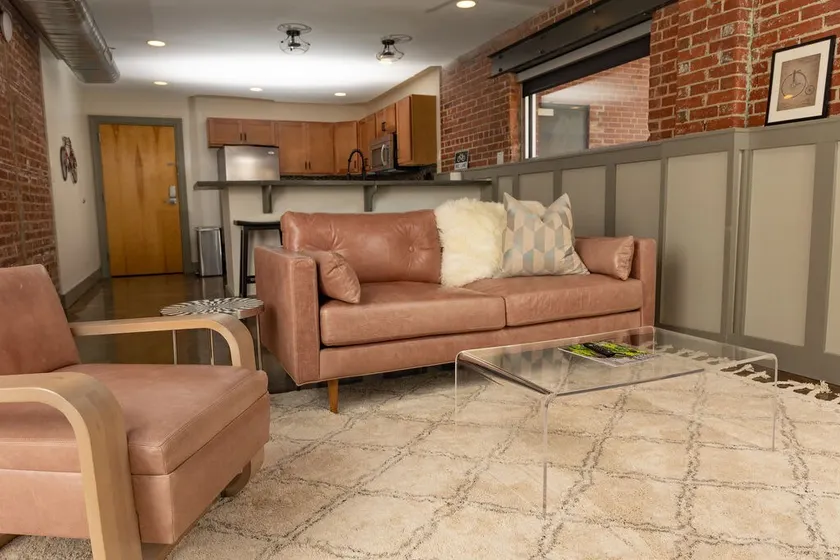 Stylish 2BR downtown luxury - Image 1