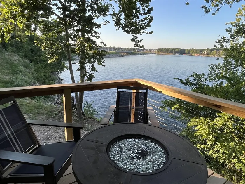 Lakeside Modern Luxury w/Lake Views - Image 1