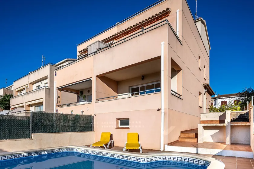 House in Creixell: Private Pool, Parking, Terrace, Air Conditioning, Sleeps 8 - Image 1