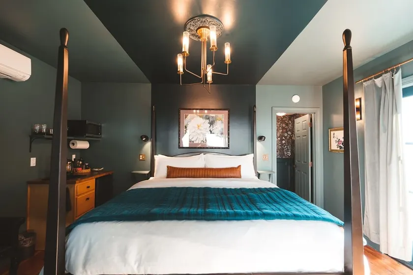 Moody Ashland Escape: Luxe Suite, Copper Tub - Image 1