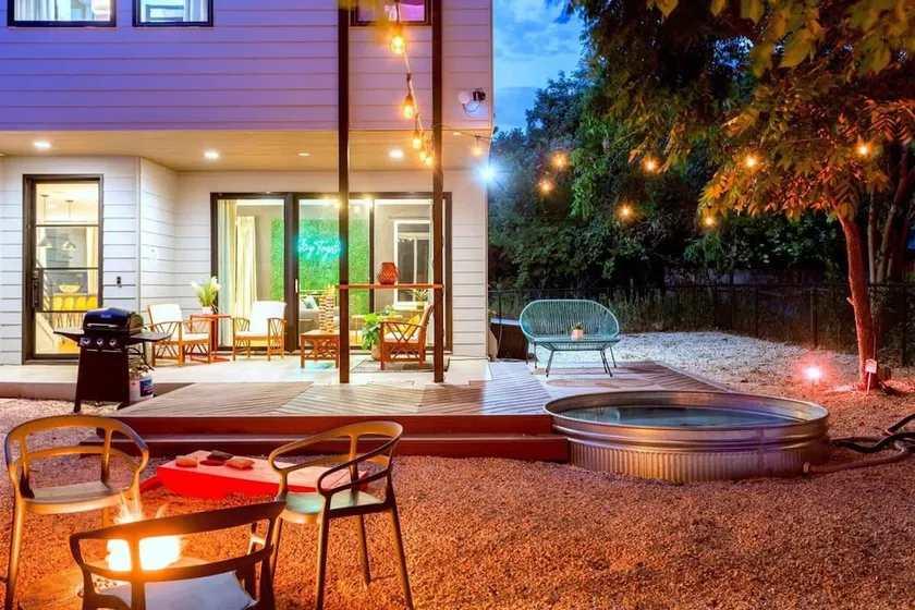 Eastside Home Sleeps 18 with Cowboy Pool & Fire Pit - Image 1