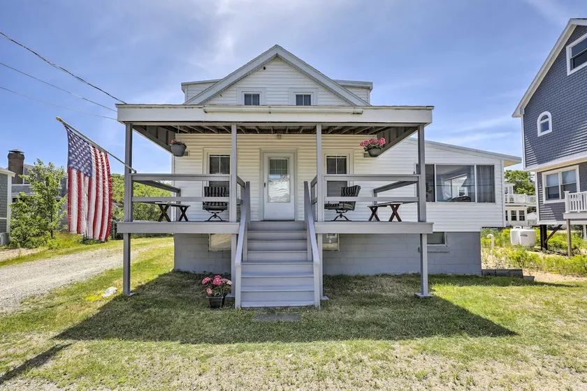 Plum Island Retreat ~ 1-Block Walk to Beach! - Image 1