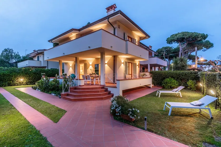 Regina Beach Villa, by the beach in Marina di Pietrasanta - Image 1