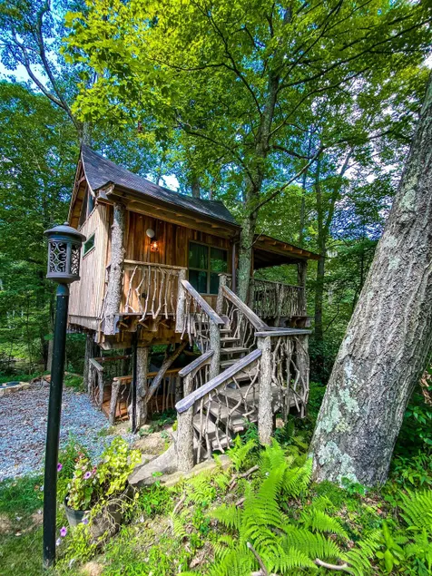 Oakleaf Treehouse - Secluded Romantic Loft with Hot Tub & Creek - Image 1