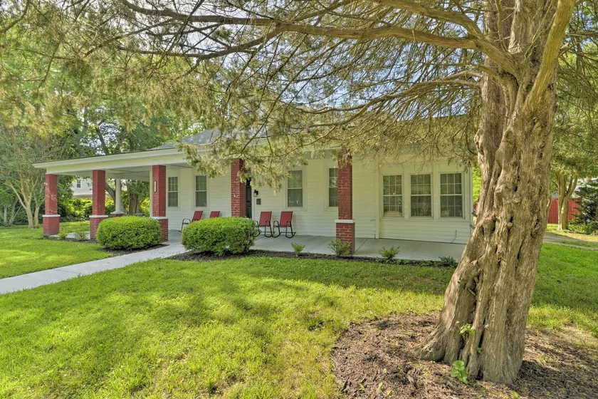 Hampton Sanctuary w/ Fire Pit & Fenced Yard! - Image 1